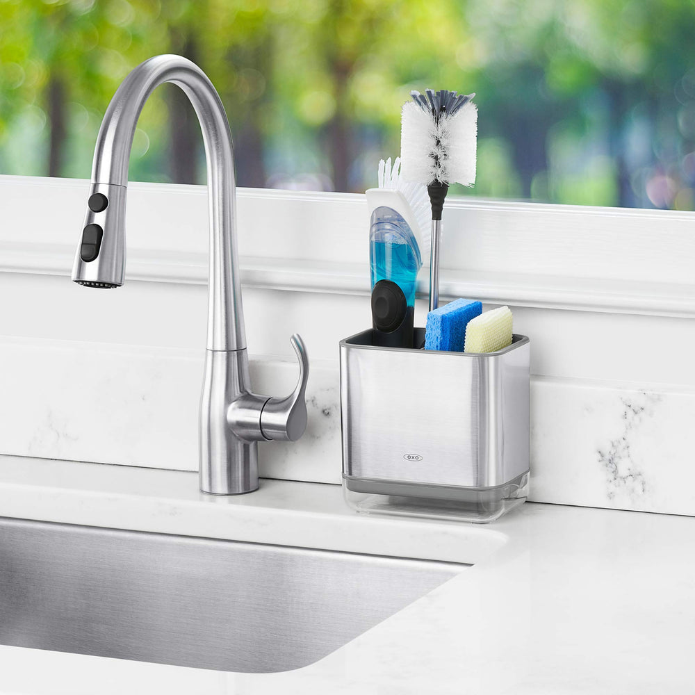 OXO vertido de agua por el pico demostrando drenaje controlado