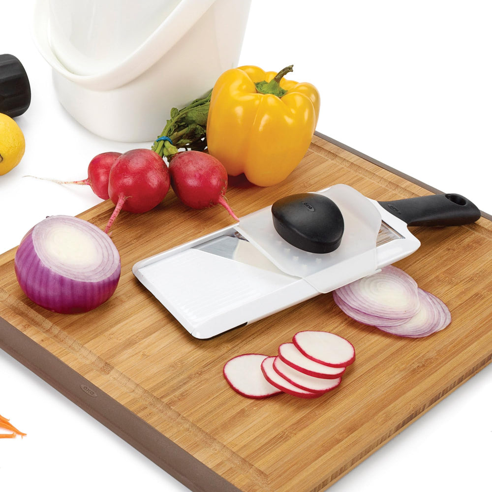 OXO rebanando sobre un cuenco para mantener la cocina ordenada y sin derrames