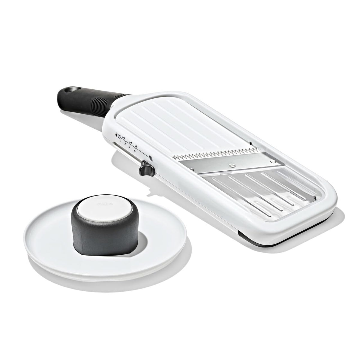 OXO mandolina frontal con envase mostrando ahorro de espacio