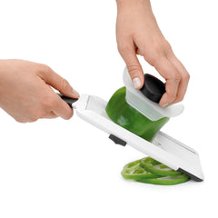 OXO protector de alimentos cubriendo la cuchilla y evitando cortes en manos