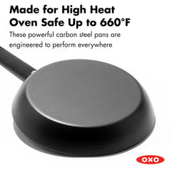 OXO Obsidian en uso sobre estufa dorando filete, sellado rápido y uniforme