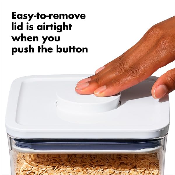 OXO contenedor siendo llenado con cereal para organización rápida