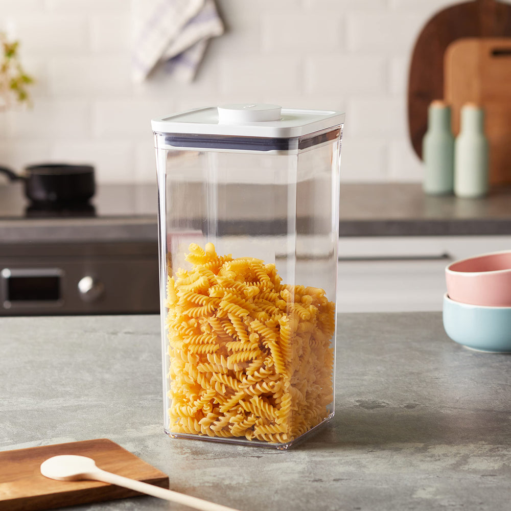 OXO botón POP en la tapa en primer plano para sellado fácil
