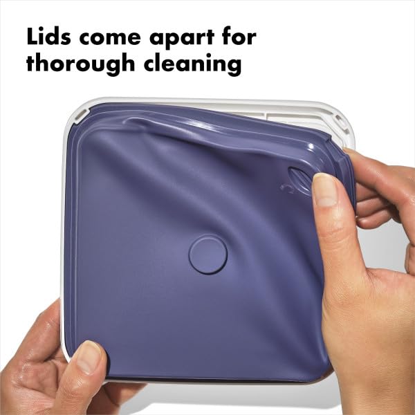 OXO Good Grips POP vertiendo harina con esquinas curvas que evitan atascos