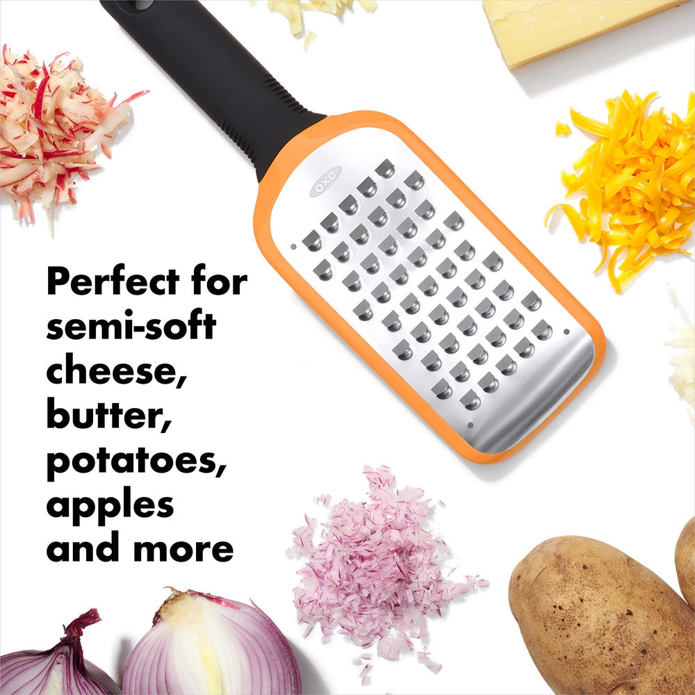OXO rallador en uso rallando queso con movimiento seguro y limpio