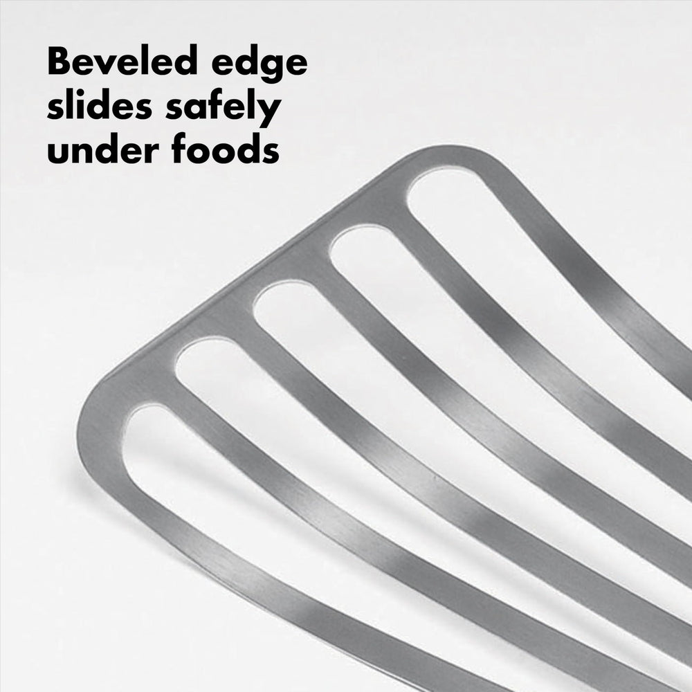 OXO espátula junto a bandeja grande, ideal para piezas grandes