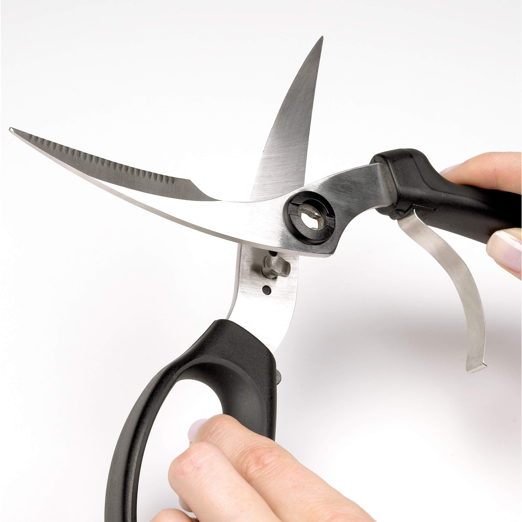 OXO tijeras en cocina ambientada, herramienta profesional para preparar aves