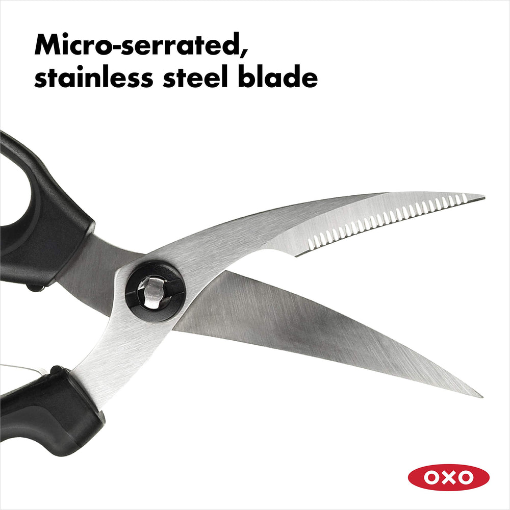 OXO tijeras en uso cortando pollo, seguridad y control durante el despiece