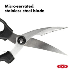 OXO tijeras en uso cortando pollo, seguridad y control durante el despiece