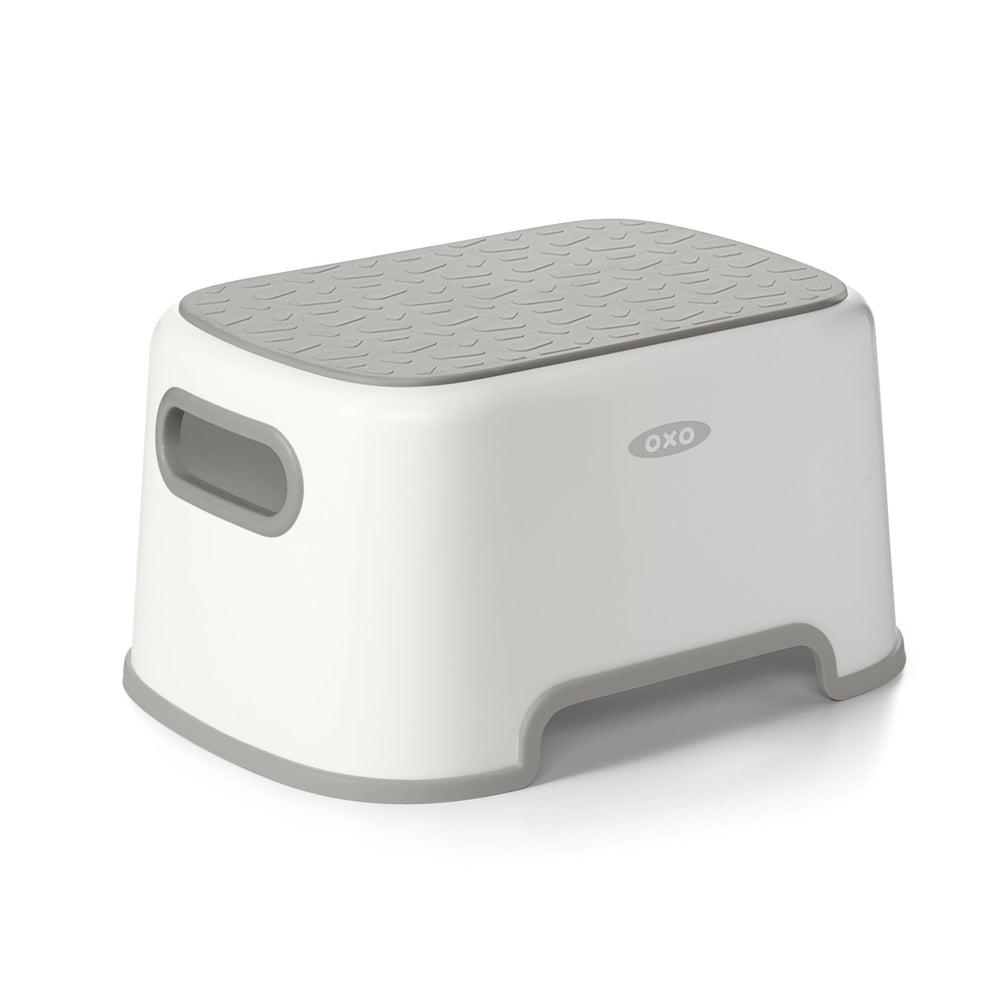 OXO Tot banqueta frente gris mostrando diseño estable y práctico