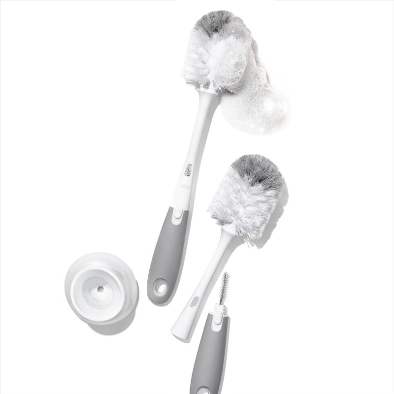 OXO Tot set en encimera con biberones y taza en uso familiar