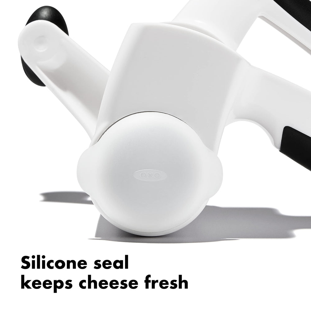 OXO vertiendo queso rallado sobre pasta control de porción