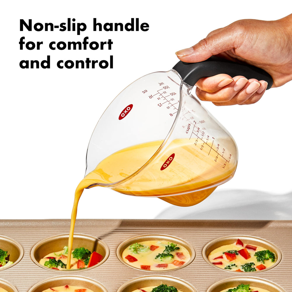 OXO vertido controlado en una ensalada mostrando precisión al servir