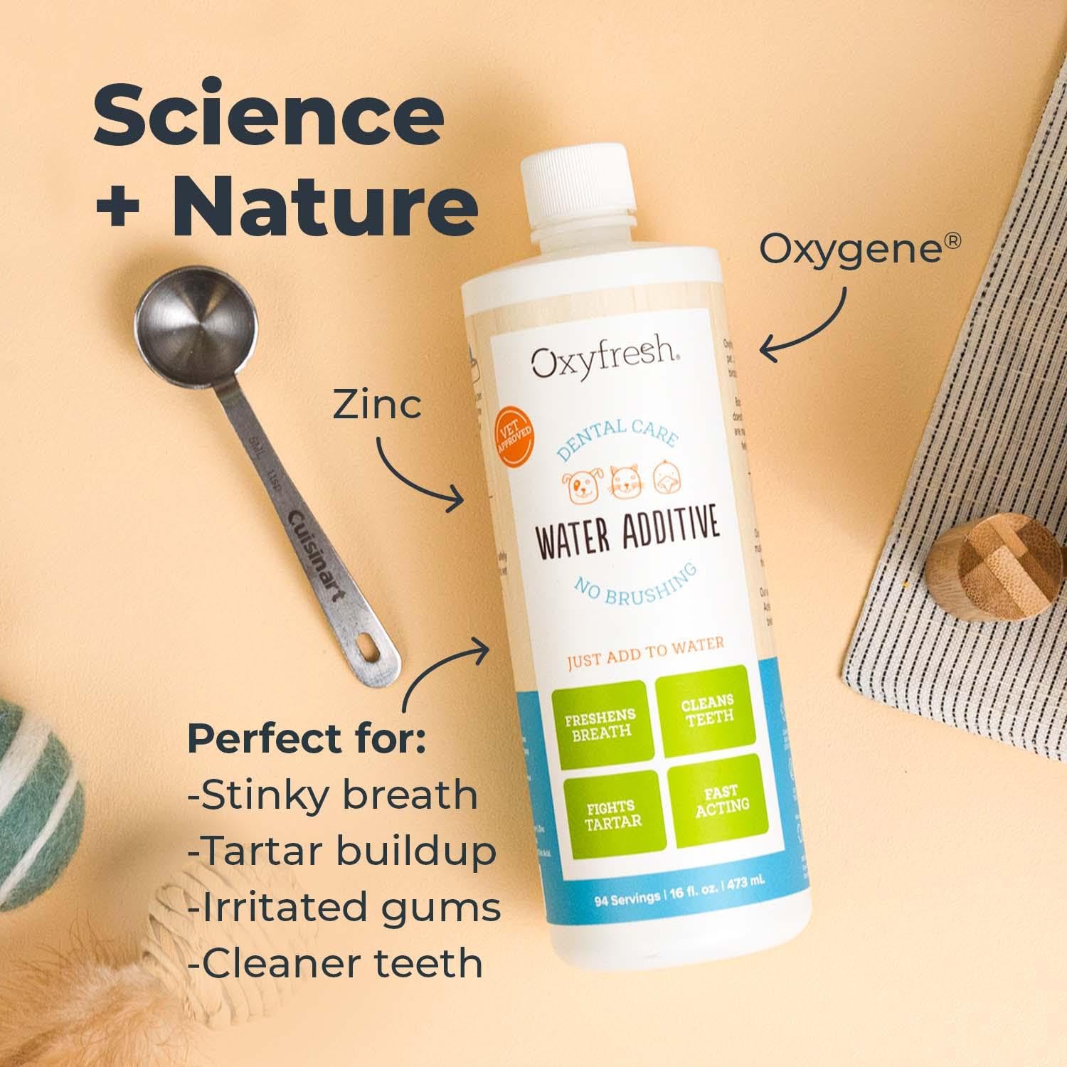 Oxyfresh perro bebiendo agua tratada con aliento más fresco