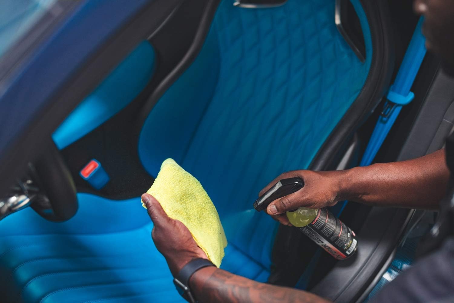 P & S limpiando un asiento de cuero para restaurar apariencia