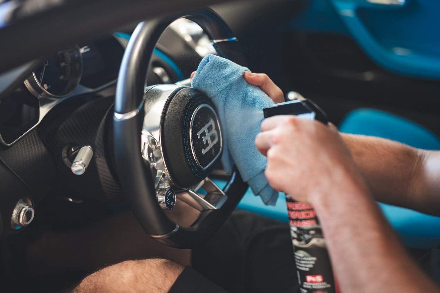P & S en ambiente lifestyle con interior de coche limpio y fresco