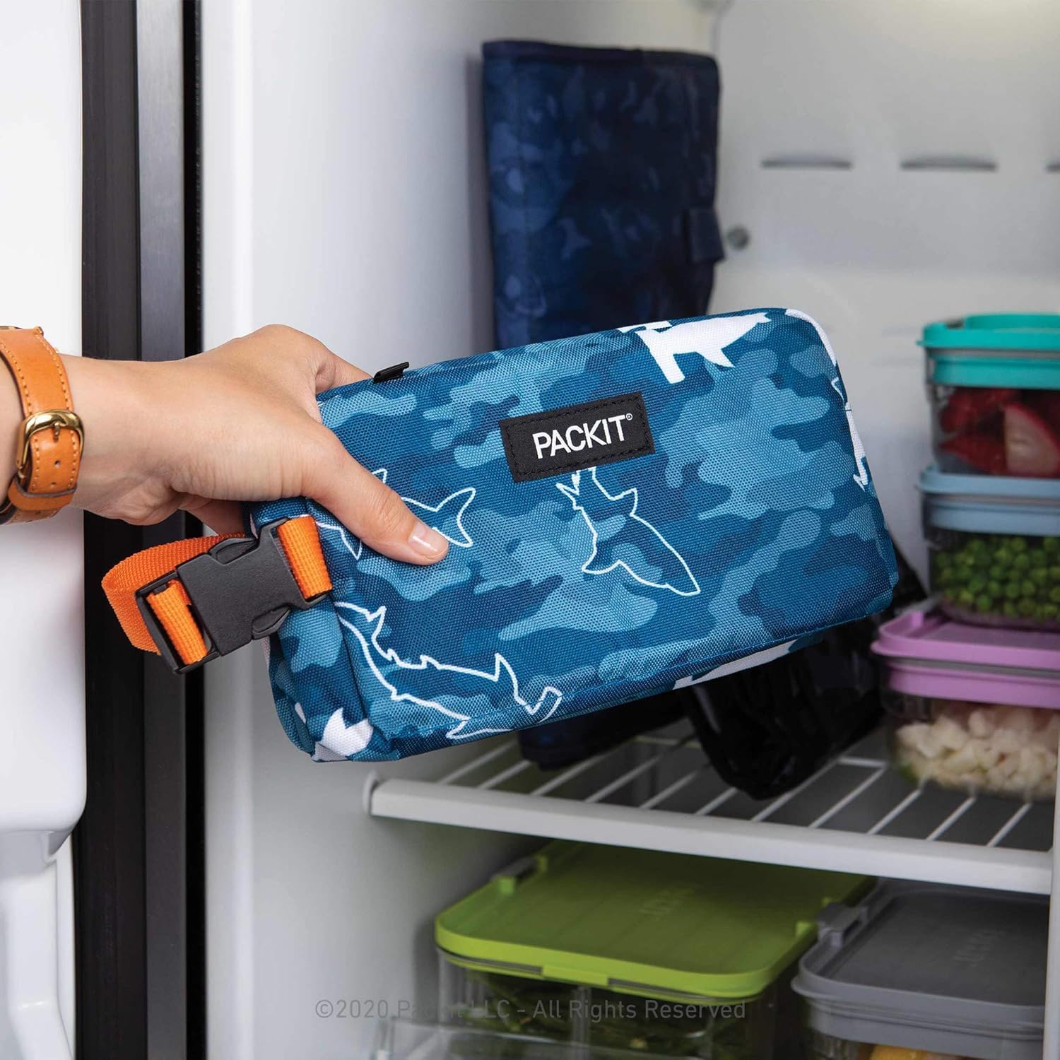PackIt plegada en mochila mostrando ahorro de espacio y facilidad de transporte