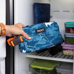 PackIt plegada en mochila mostrando ahorro de espacio y facilidad de transporte
