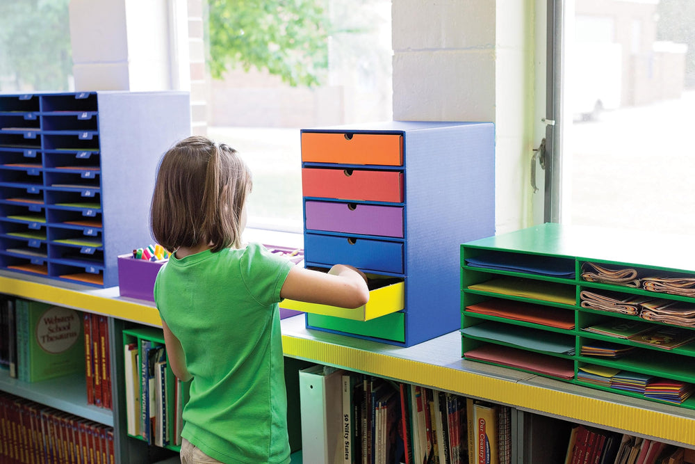 Pacon Classroom Keepers sobre estantería demuestra almacenamiento ordenado