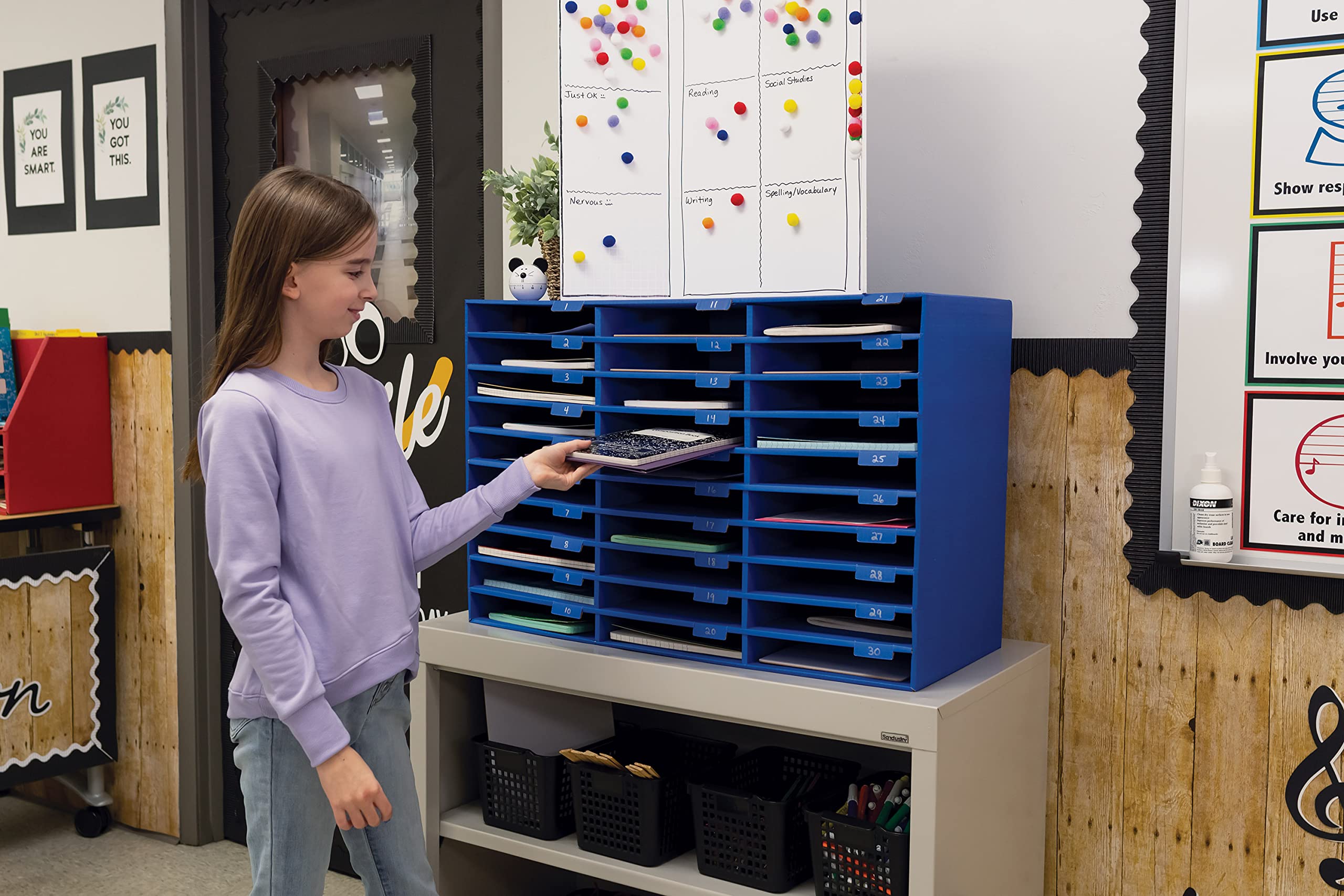 Pacon Classroom Keepers comparación de tamaño para visualizar escala y capacidad
