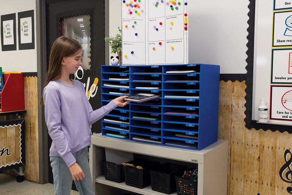 Pacon Classroom Keepers comparación de tamaño para visualizar escala y capacidad