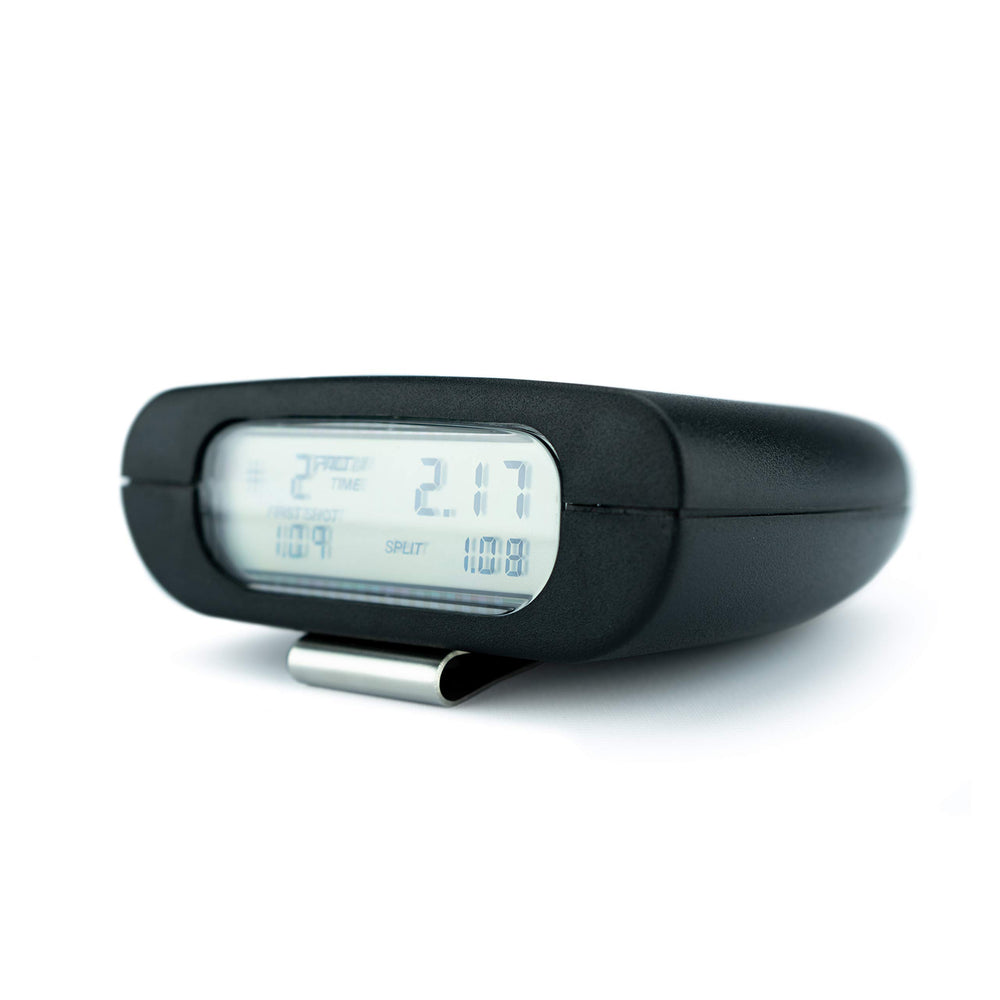 PACT Club Timer III en mano demostrando ergonomía y manejo rápido