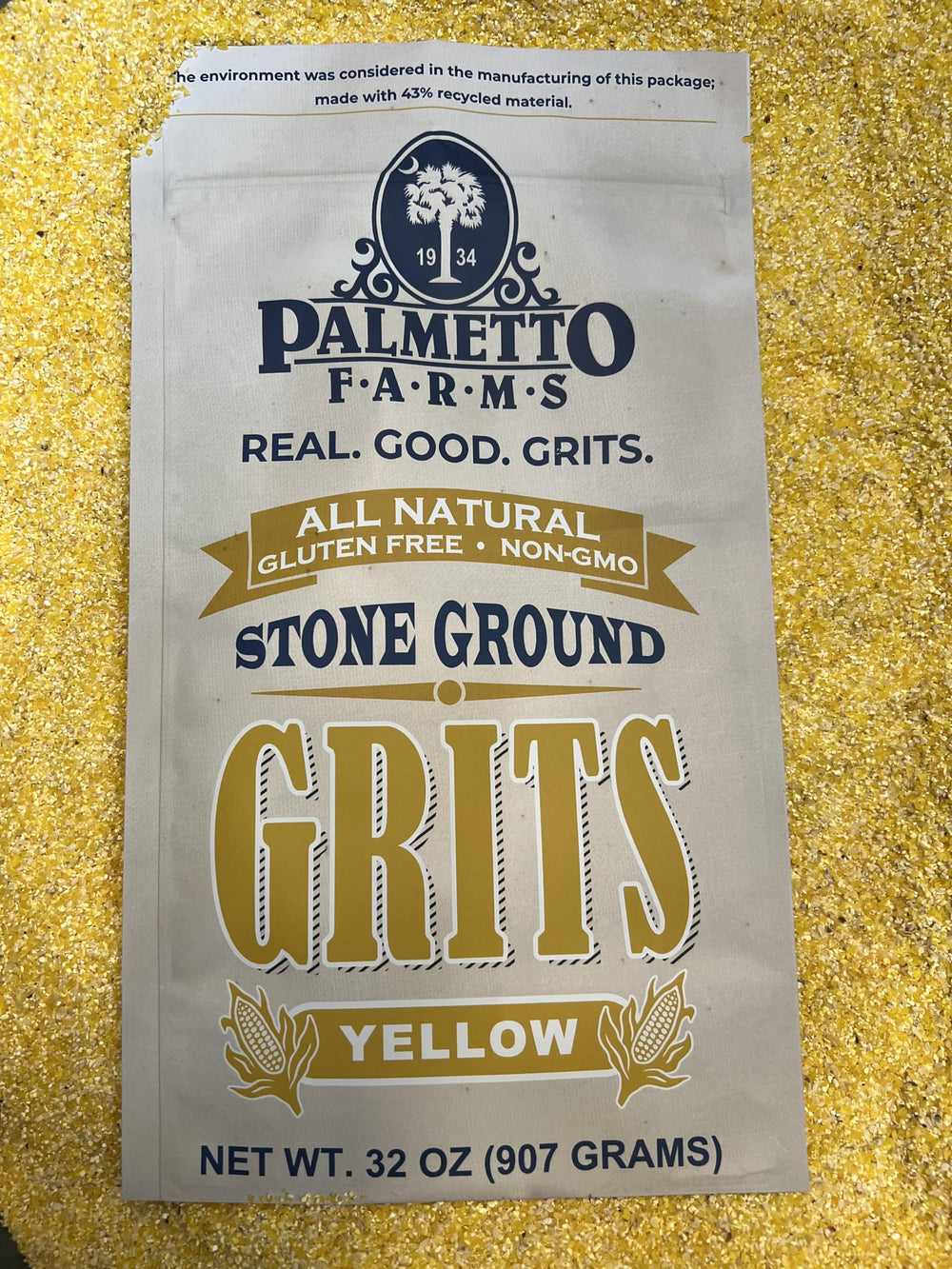 Palmetto Farms grits listos en plato con huevos, realzando sabor cremoso
