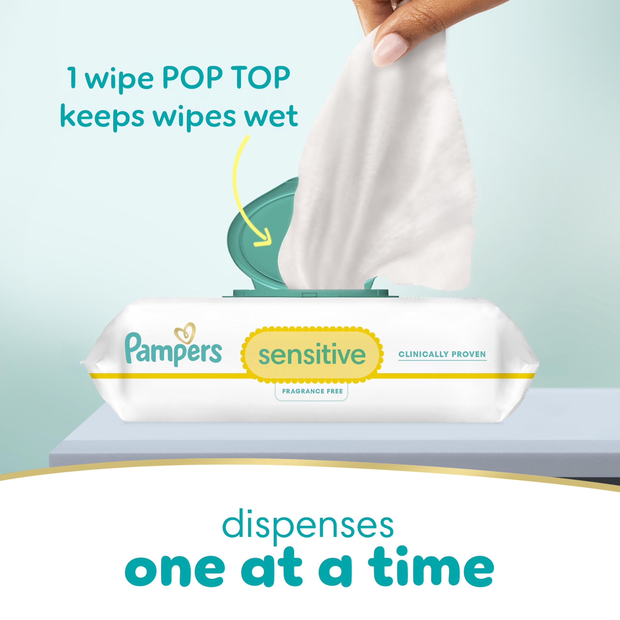 Pampers escena lifestyle con bebé y pañales en ambiente hogareño