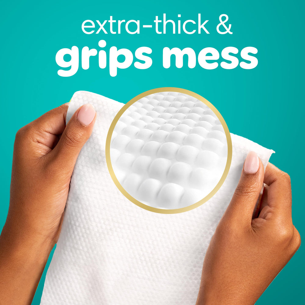 Pampers Ultraclean toallita desplegada mostrando tejido y humedad