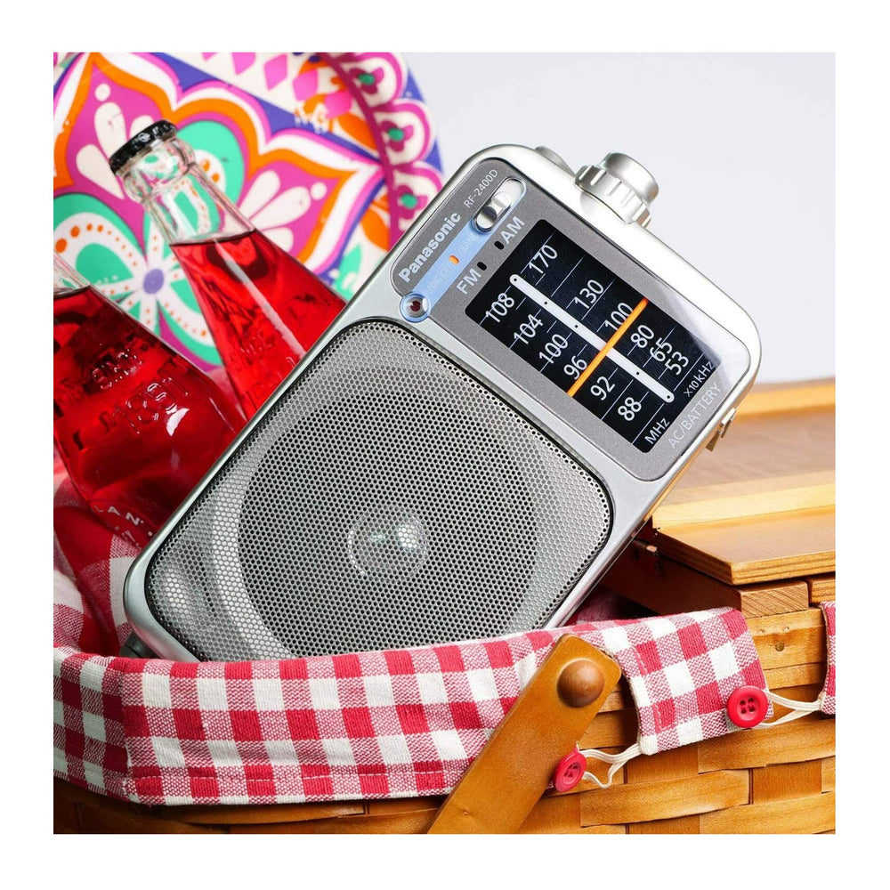 Panasonic RF-2400D comparación de tamaño junto a una mano para referencia de escala