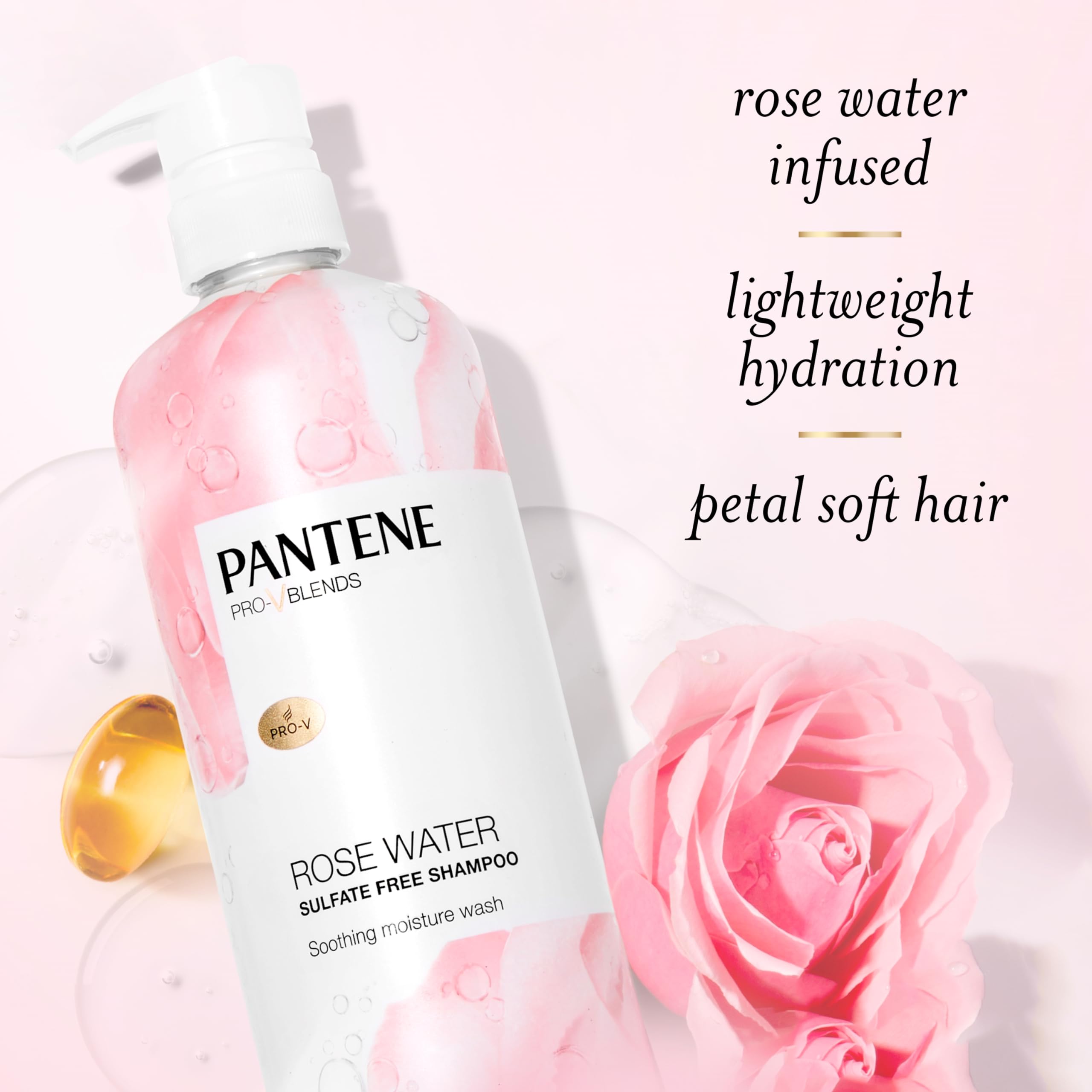 Pantene aplicando champú sobre cabello húmedo para una limpieza eficaz