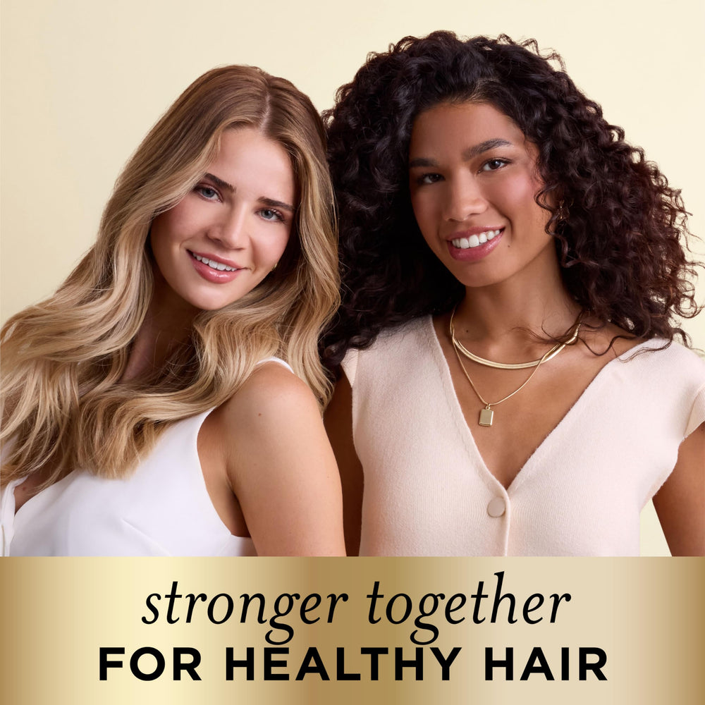 Botellas Pantene Classic Clean en uso dentro de la ducha demostrando aplicación cómoda