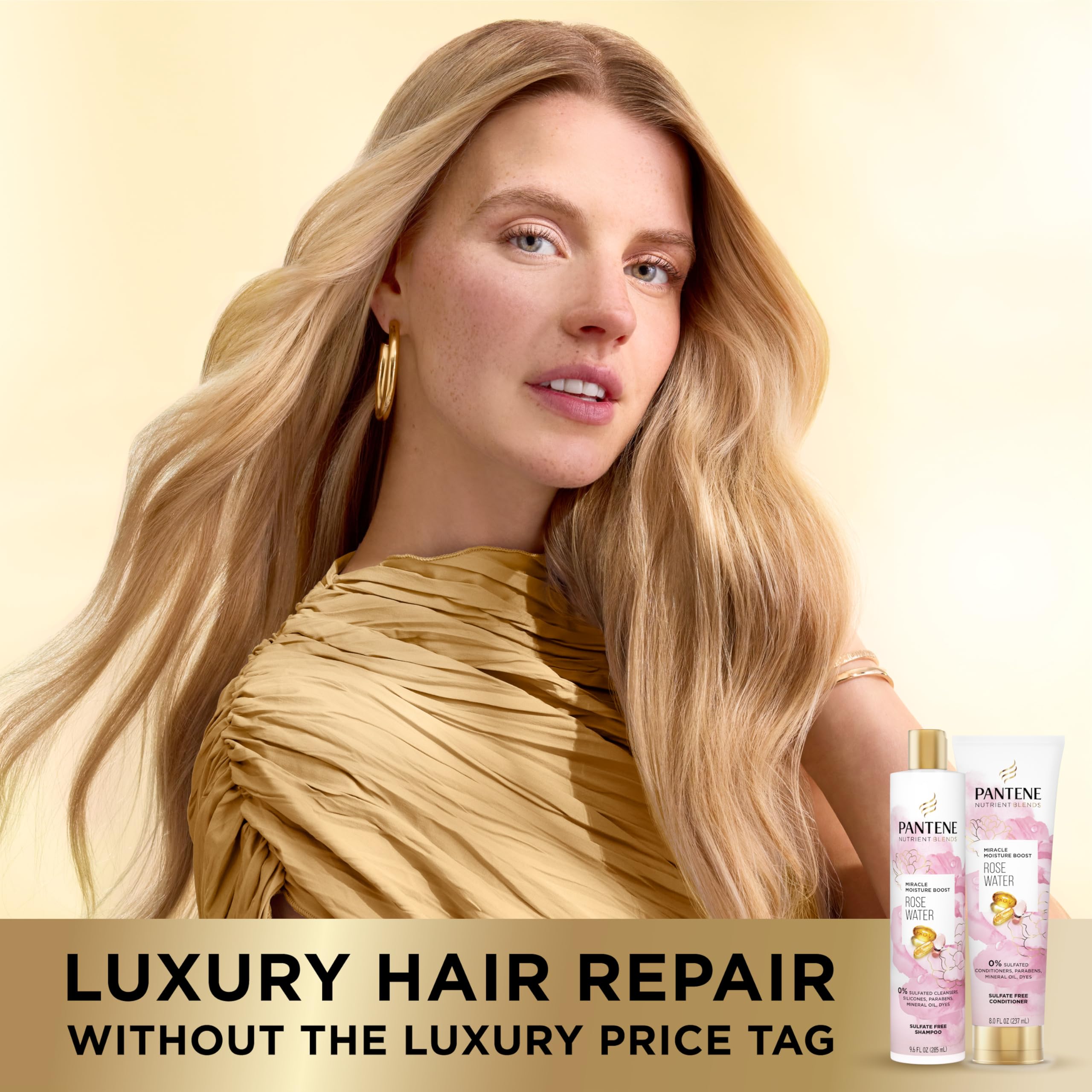 Pantene aplicando acondicionador en ducha para desenredar cabello