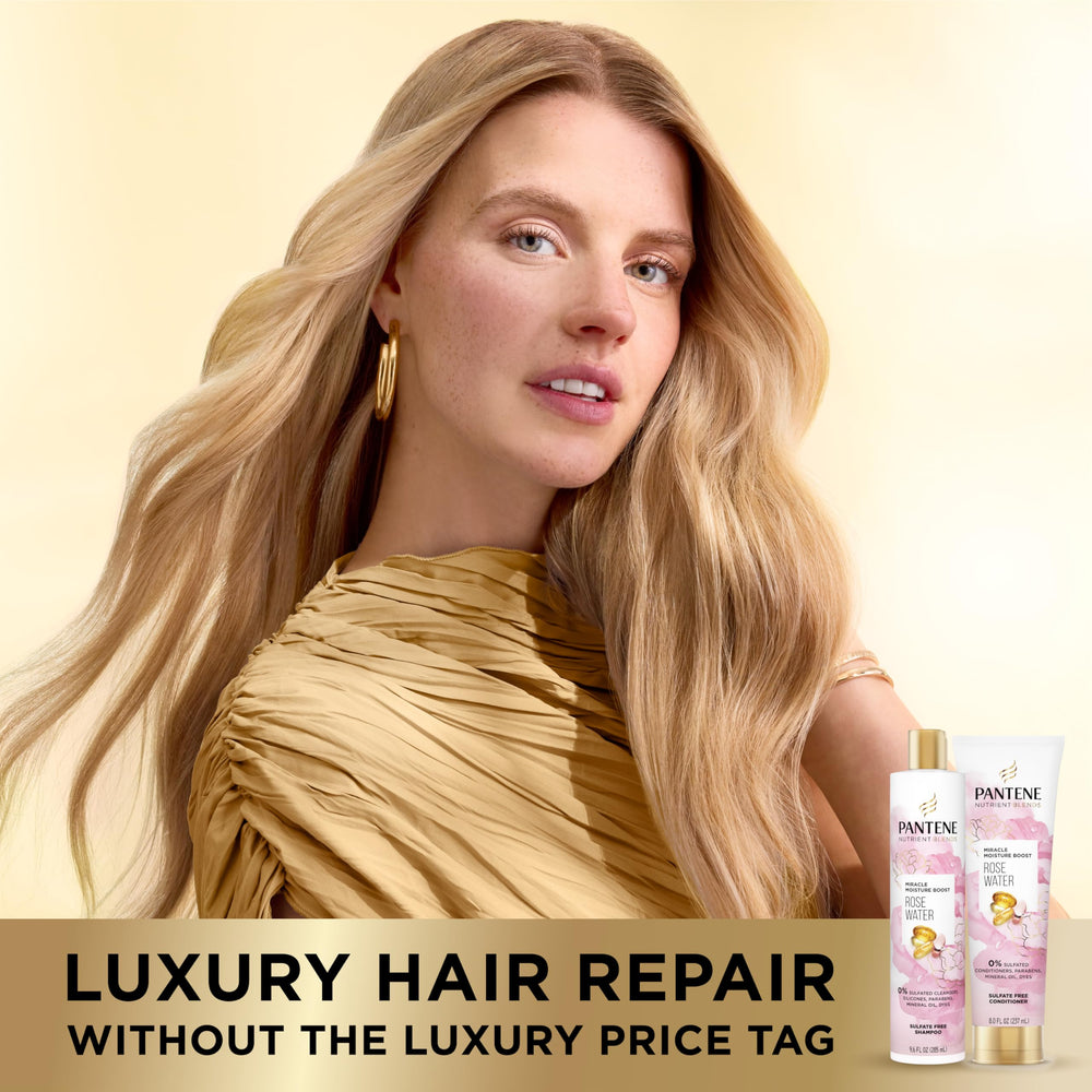 Pantene aplicando acondicionador en ducha para desenredar cabello