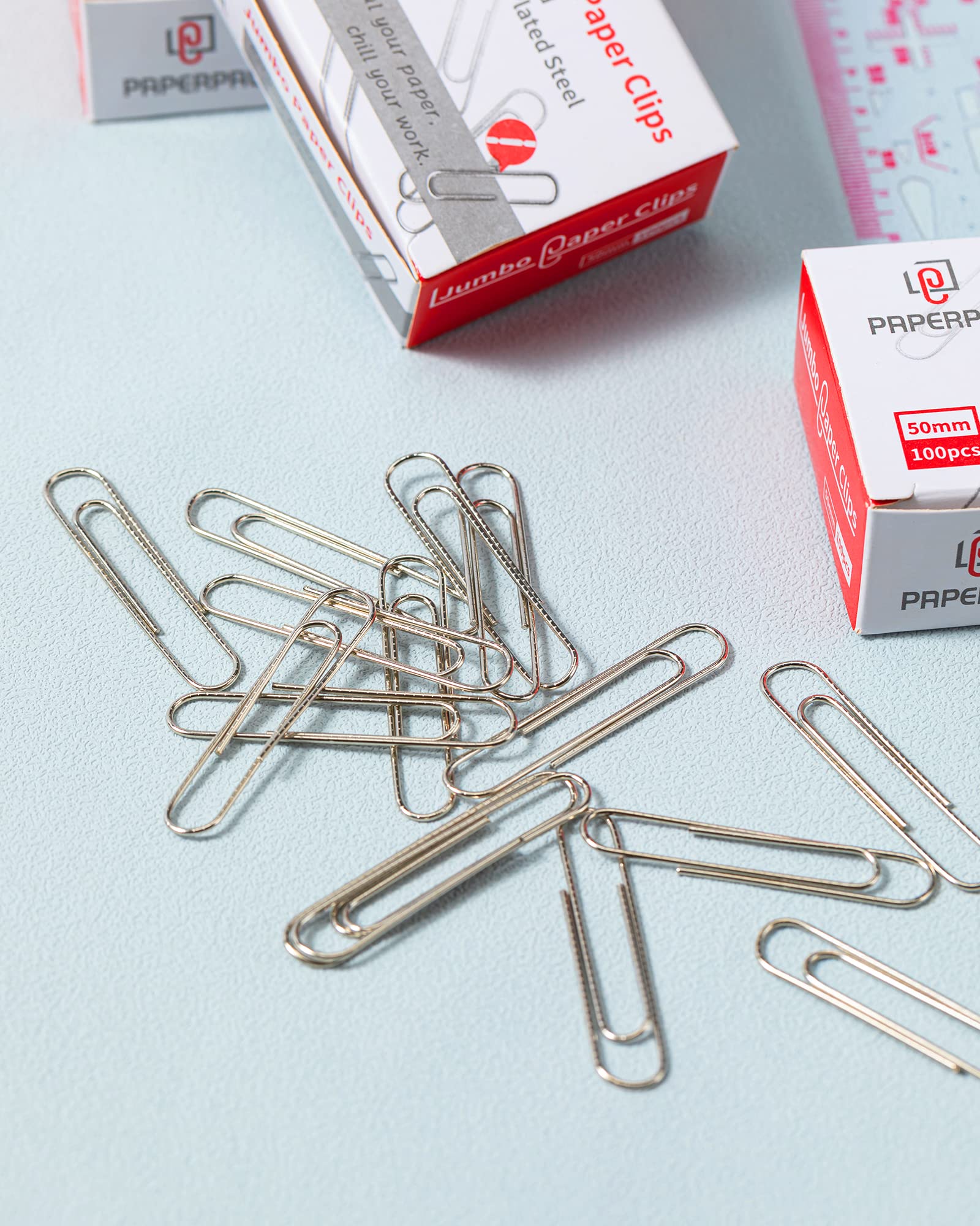 PAPERPAL clip junto a mano para mostrar tamaño y escala
