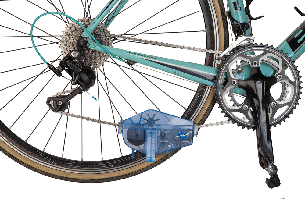 Park Tool CM-5.3 colocado en cadena de bicicleta en uso, limpieza rápida y controlada