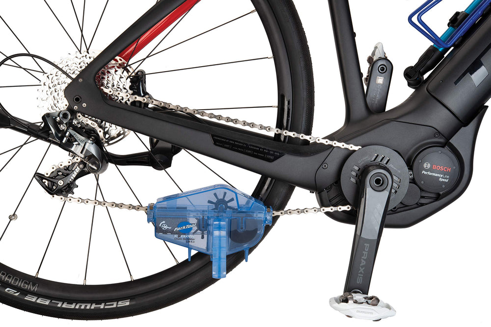 Park Tool CM-5.3 junto a una rueda para comparar tamaño y transporte sencillo