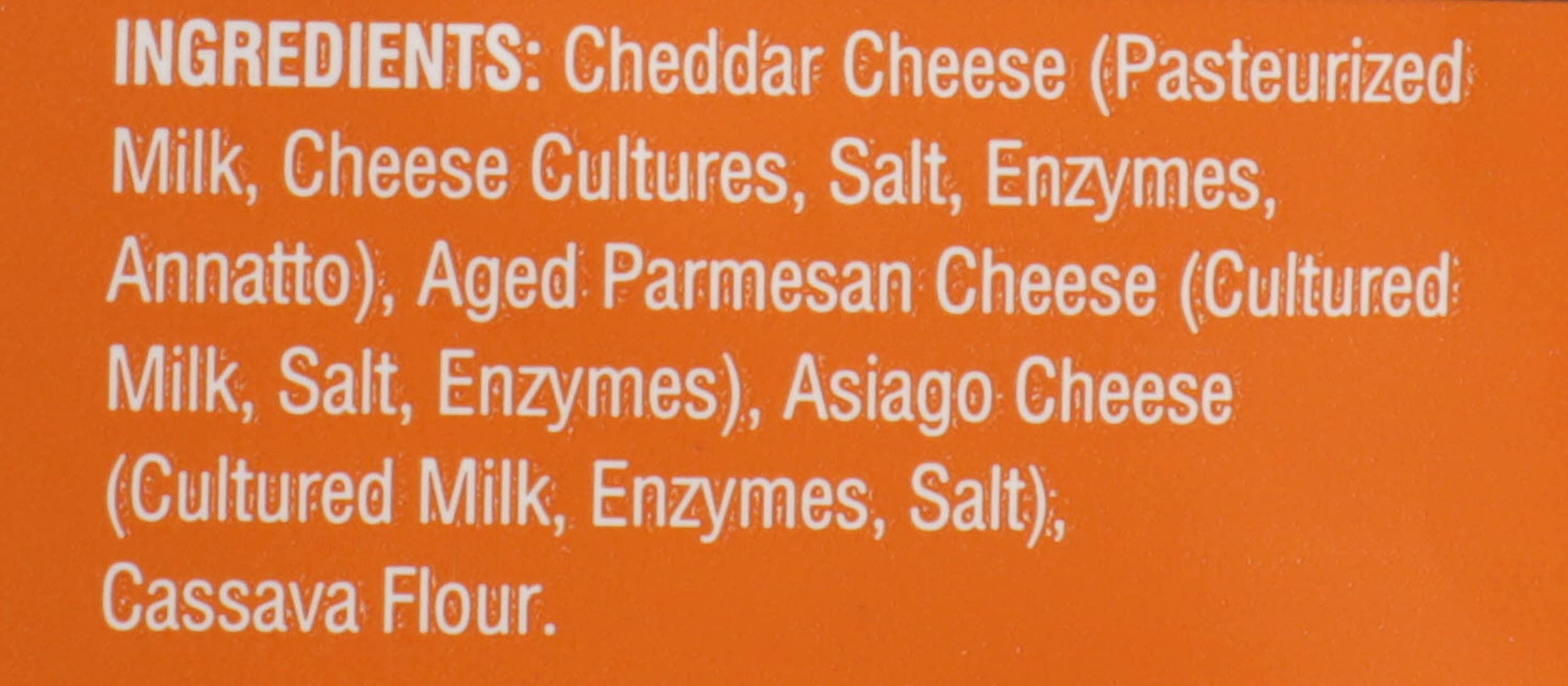 Parmcrisps trozos sobre ensalada aportando sabor y textura crujiente