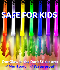 PartySticks flotando en piscina demostrando impermeabilidad y efecto luminoso