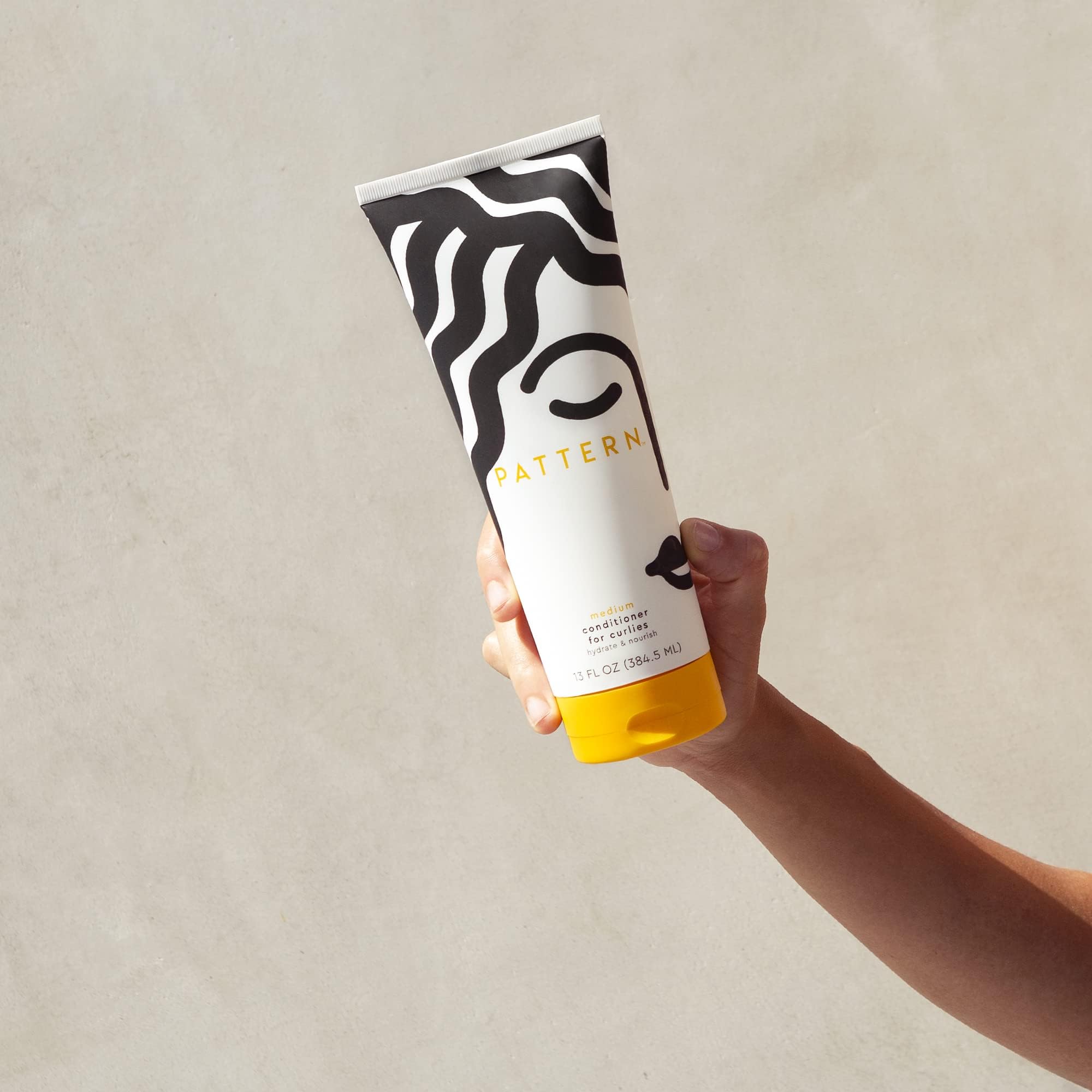 PATTERN aplicando acondicionador en cabello mojado para desenredar sin romper