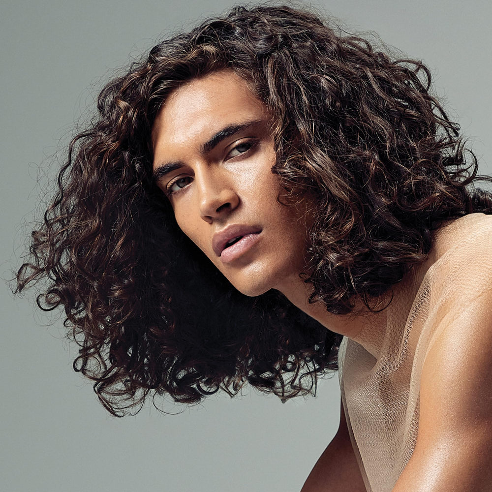 Paul Mitchell acondicionador aplicado sobre cabello húmedo en ducha