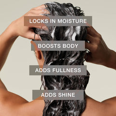 Paul Mitchell espuma cremosa en mano que indica hidratación ligera