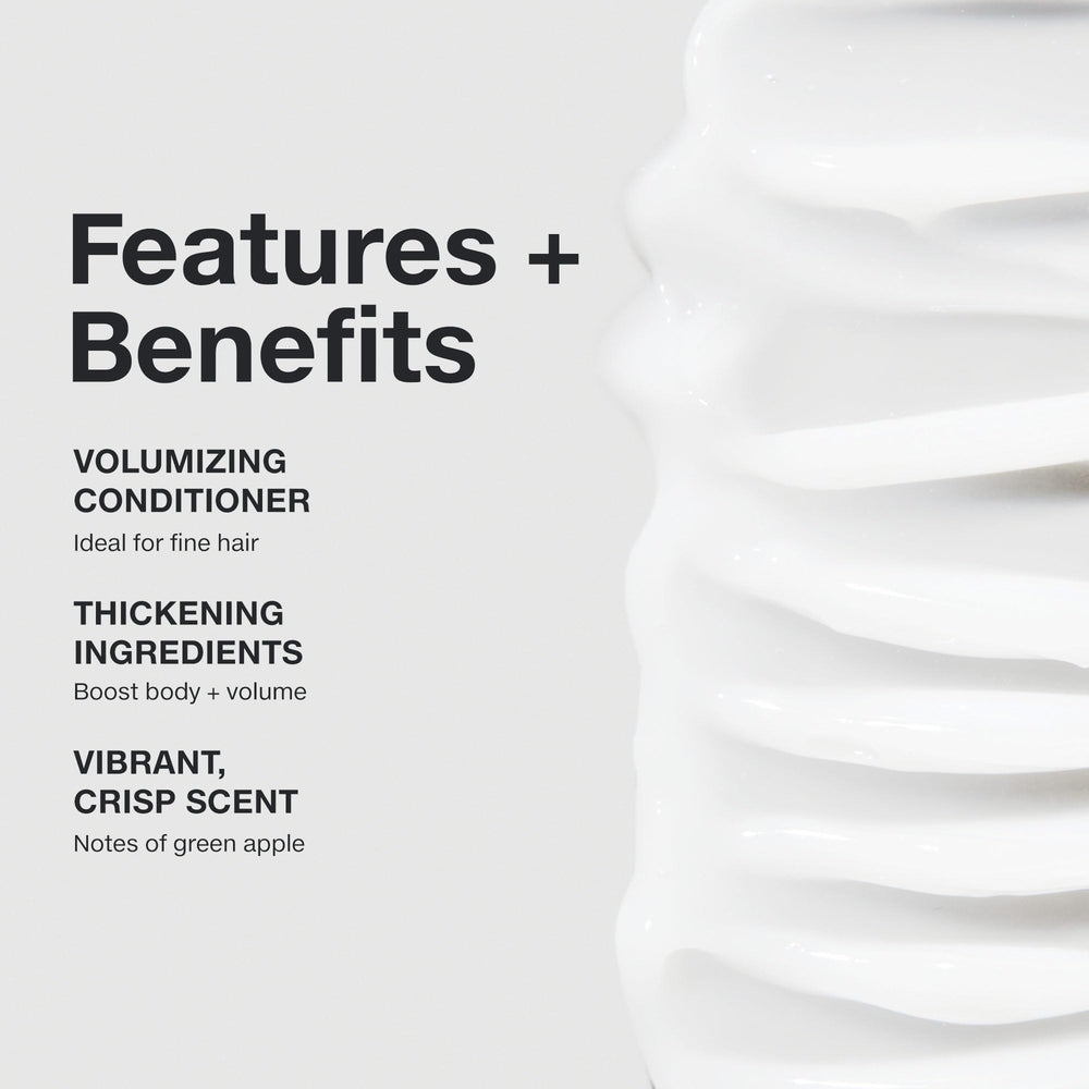 Aplicación del acondicionador Paul Mitchell Extra-Body sobre cabello húmedo para desenredar y dar cuerpo