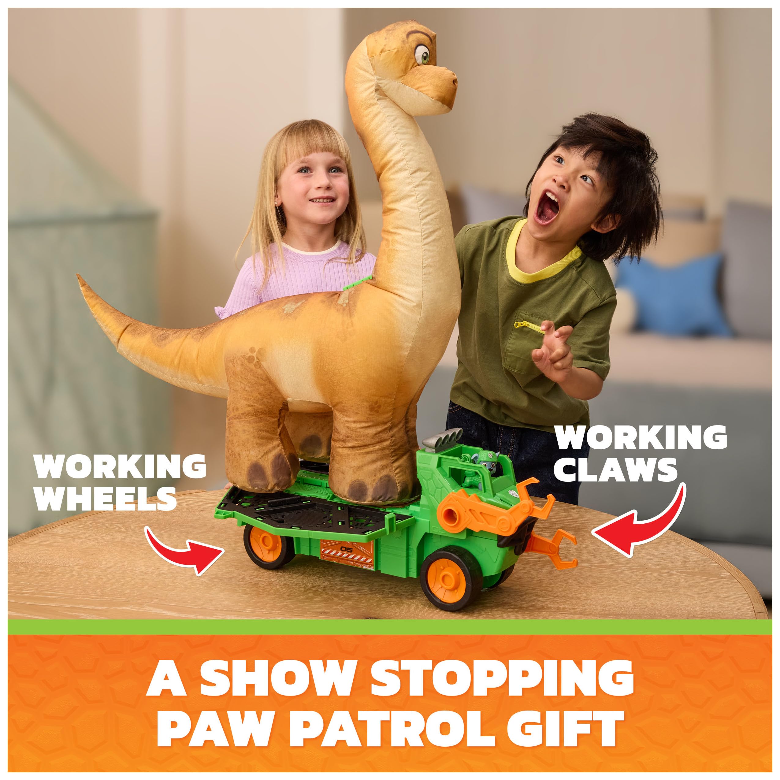 Paw Patrol vehículo en manos de niño para ver escala y manejo