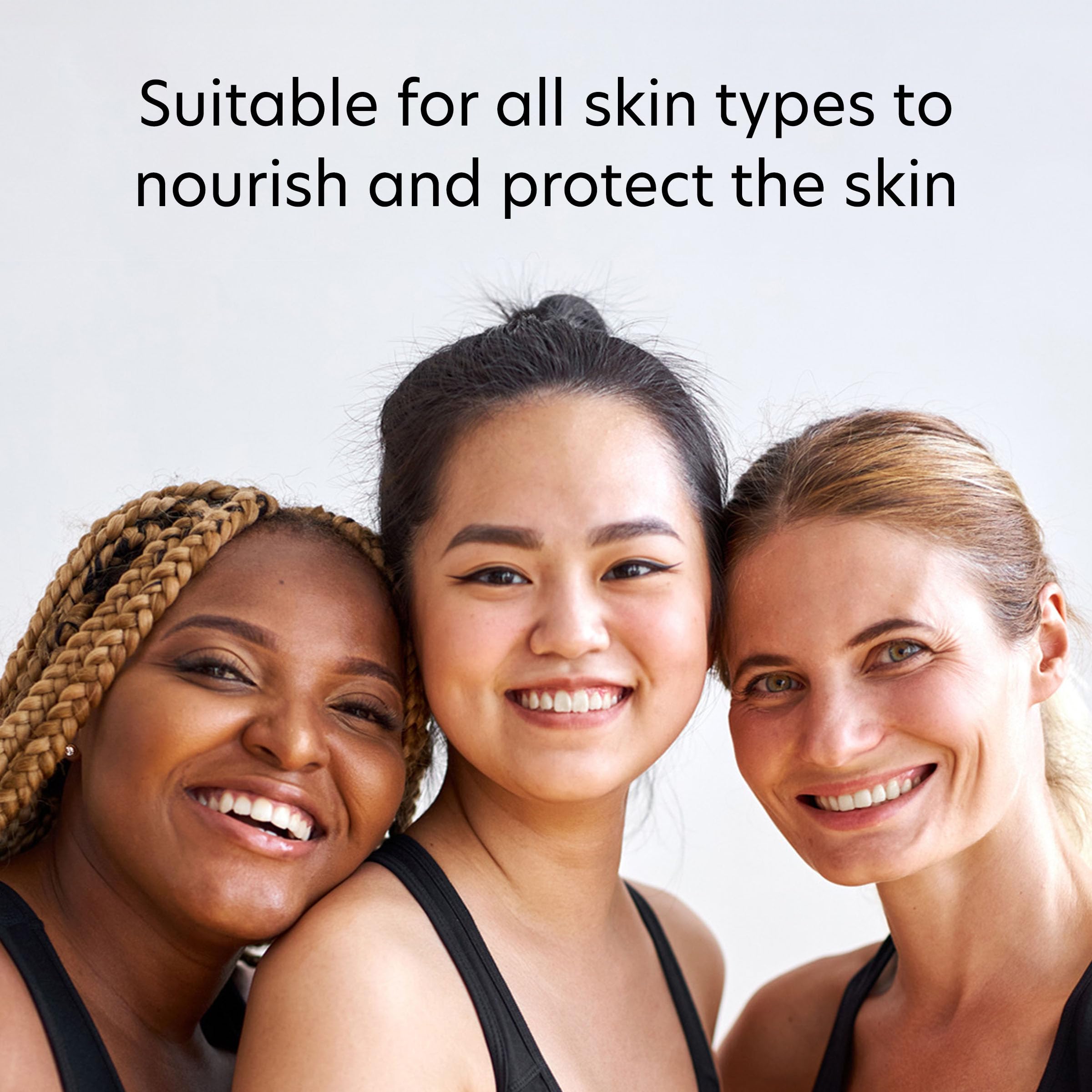 Crema PCA SKIN extendida en mano demostrando absorción ligera
