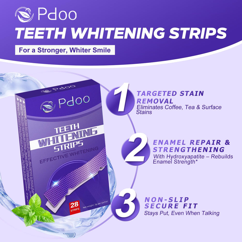 Pdoo persona aplicando tiras moradas y sonriendo con comodidad