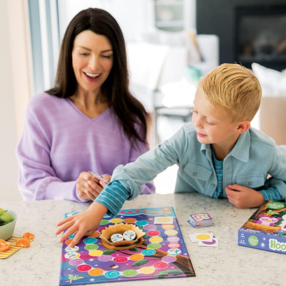 Peaceable Kingdom manos de niño junto a las piezas para demostrar tamaño y facilidad de uso
