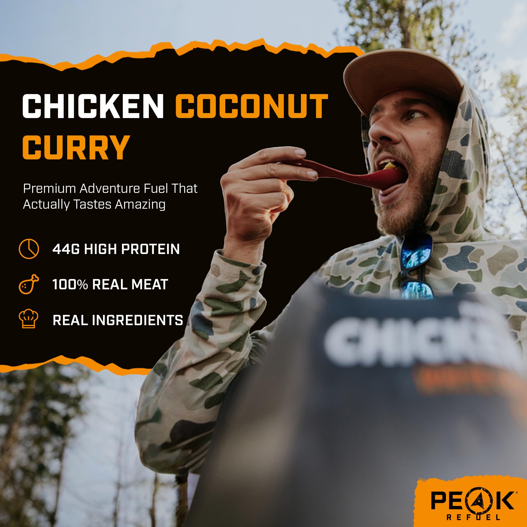 Close-up de pollo y curry liofilizados Peak Refuel con textura realista