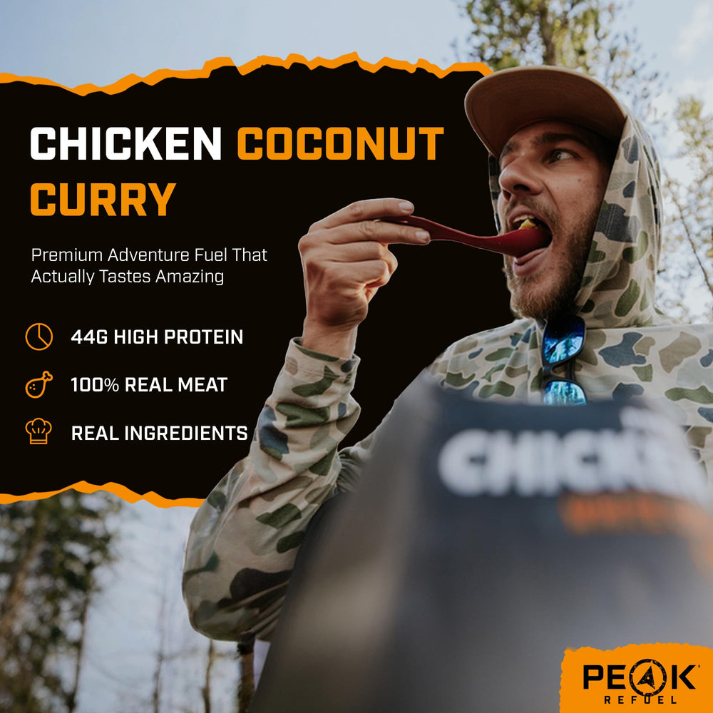 Close-up de pollo y curry liofilizados Peak Refuel con textura realista