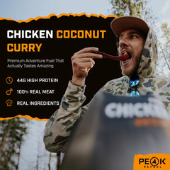 Close-up de pollo y curry liofilizados Peak Refuel con textura realista